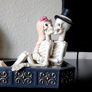 Skeleton lovers decorative statue